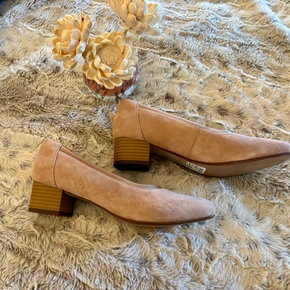 Clark’s Beige Women's Shoes - Picture 2 of 8